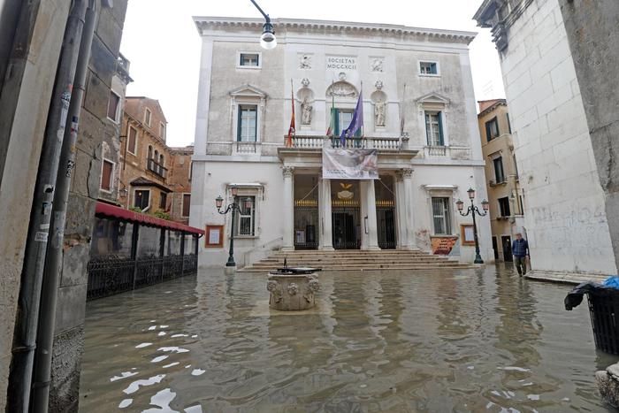 Venezia: La Fenice 'colpita' da acqua alta