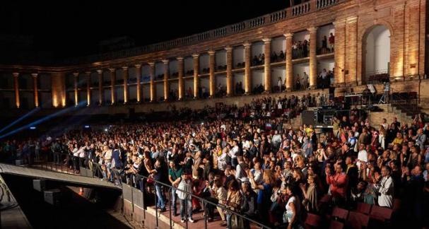 Pubblico applaude allo Sferisterio di Macerata per lo spettacolo di Amii Stewart e Gerardo Di Lella