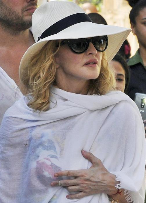 Madonna cancels shows over 'pain'