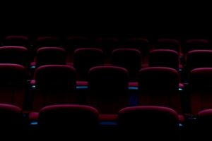 auditorium-teatro-vuoto-o-cinema-con-sedili-rossi_41886-290-300x200